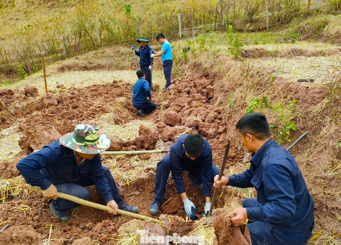 Trung tá Ngô Huy Kiệm - cán bộ Đội quy tập cho hay, để tìm kiếm được mộ liệt sĩ, các cán bộ trong đội phải học và biết tiếng Lào. Bên cạnh đó, cán bộ chiến sĩ phải gắn bó thân thiết với người dân bản địa, hỗ trợ họ trong cuộc sống hàng ngày. “Phải biết tiếng Lào để mình có thể hỏi chuyện, hỏi thông tin vị trí của các bác bộ đội ngày xưa chiến đấu hoặc các thông tin khác liên quan để phục vụ việc tìm kiếm thuận tiện nhất”, Trung tá Kiệm nói. Trung tá Ngô Huy Kiệm - cán bộ Đội quy tập cho hay, để tìm kiếm được mộ liệt sĩ, các cán bộ trong đội phải học và biết tiếng Lào. Bên cạnh đó, cán bộ chiến sĩ phải gắn bó thân thiết với người dân bản địa, hỗ trợ họ trong cuộc sống hàng ngày. “Phải biết tiếng Lào để mình có thể hỏi chuyện, hỏi thông tin vị trí của các bác bộ đội ngày xưa chiến đấu hoặc các thông tin khác liên quan để phục vụ việc tìm kiếm thuận tiện nhất”, Trung tá Kiệm nói.