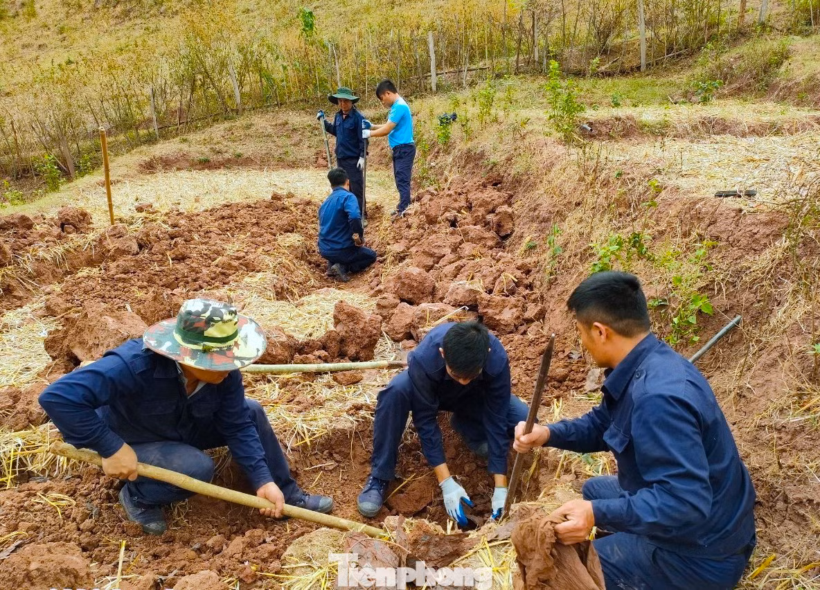 Trung tá Ngô Huy Kiệm - cán bộ Đội quy tập cho hay, để tìm kiếm được mộ liệt sĩ, các cán bộ trong đội phải học và biết tiếng Lào. Bên cạnh đó, cán bộ chiến sĩ phải gắn bó thân thiết với người dân bản địa, hỗ trợ họ trong cuộc sống hàng ngày. “Phải biết tiếng Lào để mình có thể hỏi chuyện, hỏi thông tin vị trí của các bác bộ đội ngày xưa chiến đấu hoặc các thông tin khác liên quan để phục vụ việc tìm kiếm thuận tiện nhất”, Trung tá Kiệm nói.