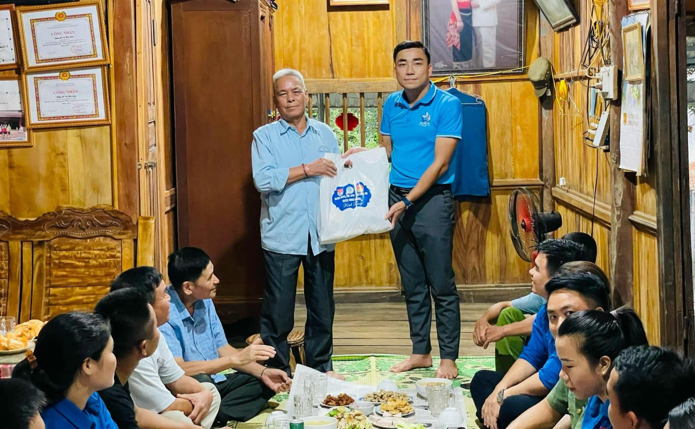 Đoàn viên thanh niên huyện Tương Dương tặng quà tri ân đến ông Vi Hải Lâm và cùng nhau sum vầy trong bữa cơm yêu thương.