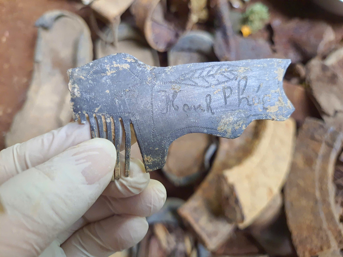 Chiếc lược có khắc chữ "Hạnh phúc" được tìm thấy cùng hài cốt liệt sĩ hy sinh tại Lào. (Ảnh: Trọng Kiên).