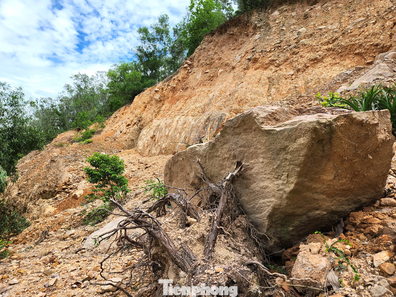Hàng năm, mỗi khi mùa mưa đến, một lượng lớn đất đá trên 2 ngọn núi này lại sạt lở tràn xuống khu vực nhà dân.