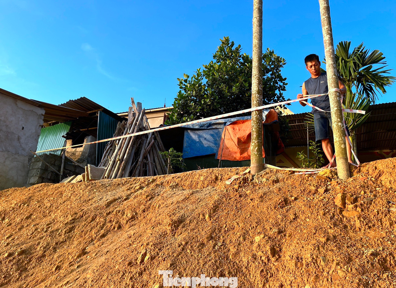 Lo ngại sạt lở lấn sâu vào nhà, một số hộ dân đã chủ động đóng cọc xuống đất ngăn sạt lở, chăng thêm dây cảnh báo mọi người đi vào.