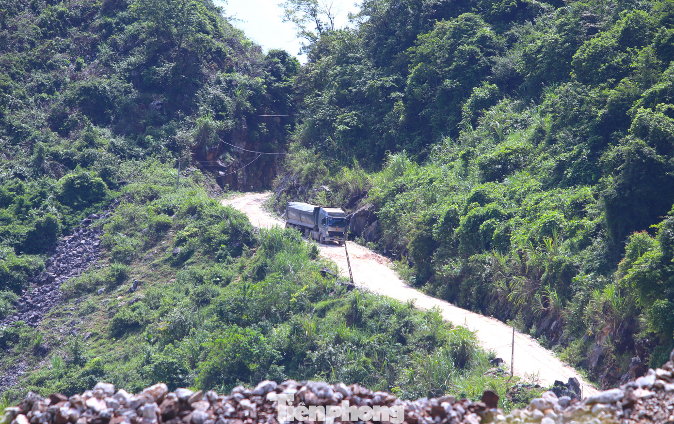 Những con đường dốc đứng được bạt thoải để cho những chiếc xe đầu kéo tải trọng lớn trườn bò chở đá ra khỏi mỏ về xưởng để chế tác.