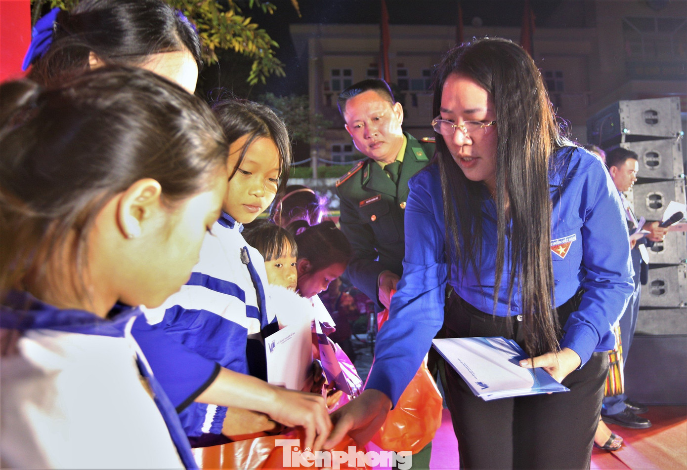 Ban tổ chức trao tặng những phần quà ý nghĩa đến người dân, các em học sinh có hoàn cảnh khó khăn.