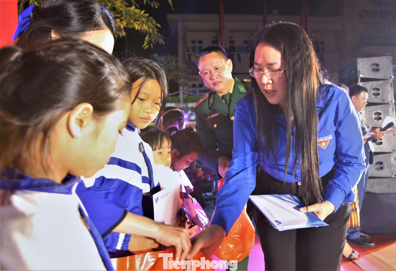 Ban tổ chức trao tặng những phần quà ý nghĩa đến người dân, các em học sinh có hoàn cảnh khó khăn. Ban tổ chức trao tặng những phần quà ý nghĩa đến người dân, các em học sinh có hoàn cảnh khó khăn.