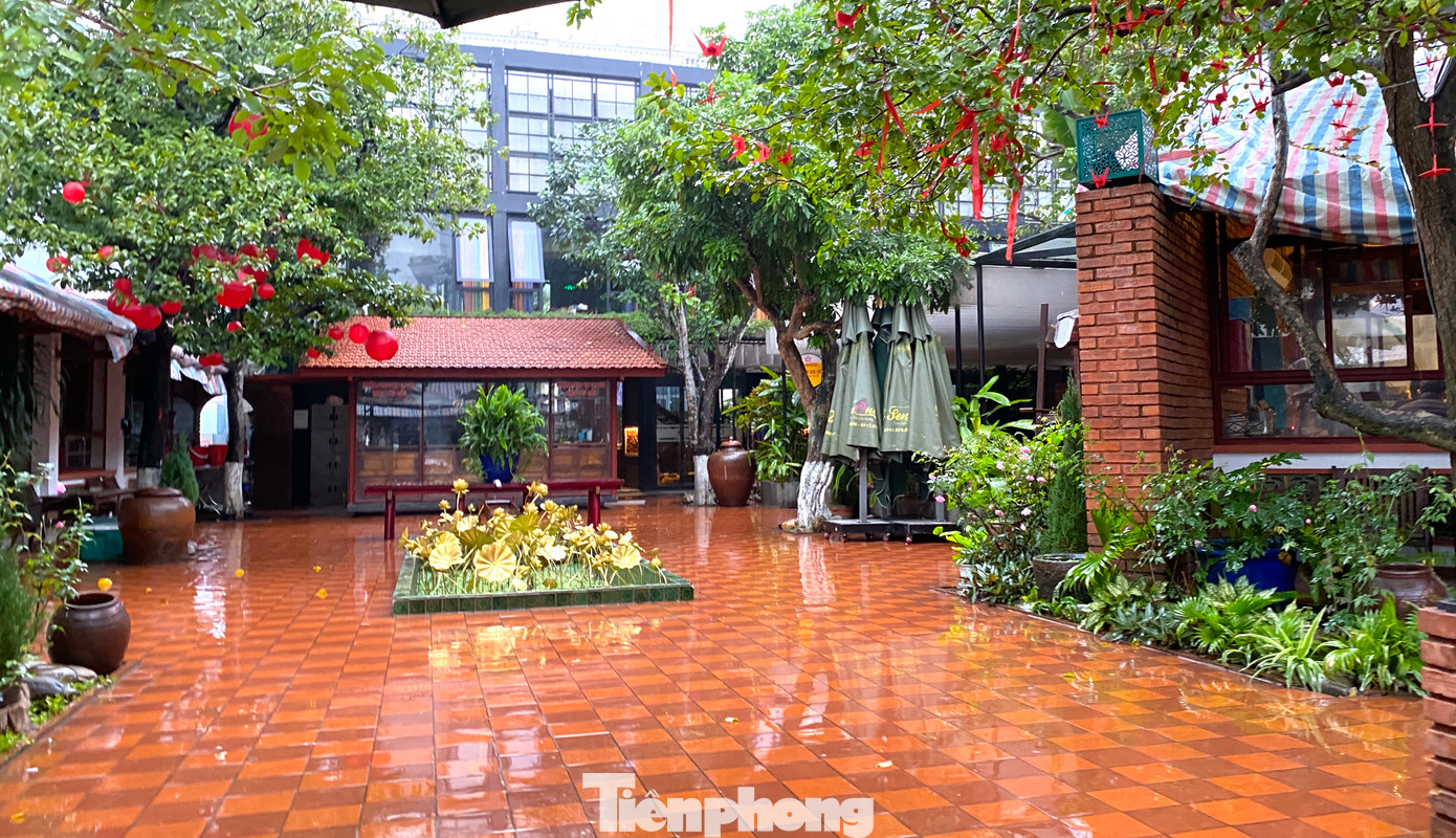 Bên trong khuôn viên nhà hàng.