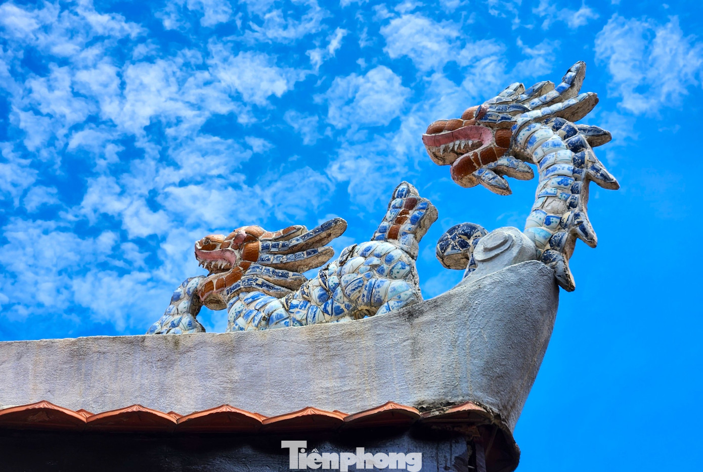 Trên mái ngói của đền và xung quanh tường rào được đắp nổi nhiều con vật linh thiêng, đẹp mắt. Trên mái ngói của đền và xung quanh tường rào được đắp nổi nhiều con vật linh thiêng, đẹp mắt.