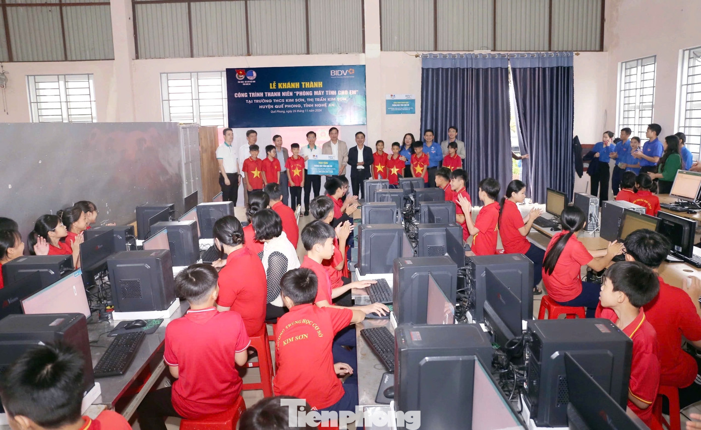 Ban tổ chức khánh thành công trình “Phòng tin học cho em” tại Trường THCS Kim Sơn, huyện Quế Phong.