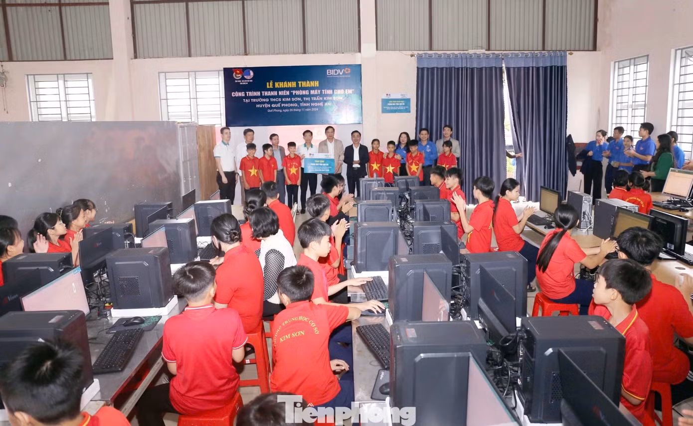 Ban tổ chức khánh thành công trình “Phòng tin học cho em” tại Trường THCS Kim Sơn, huyện Quế Phong. Ban tổ chức khánh thành công trình “Phòng tin học cho em” tại Trường THCS Kim Sơn, huyện Quế Phong.