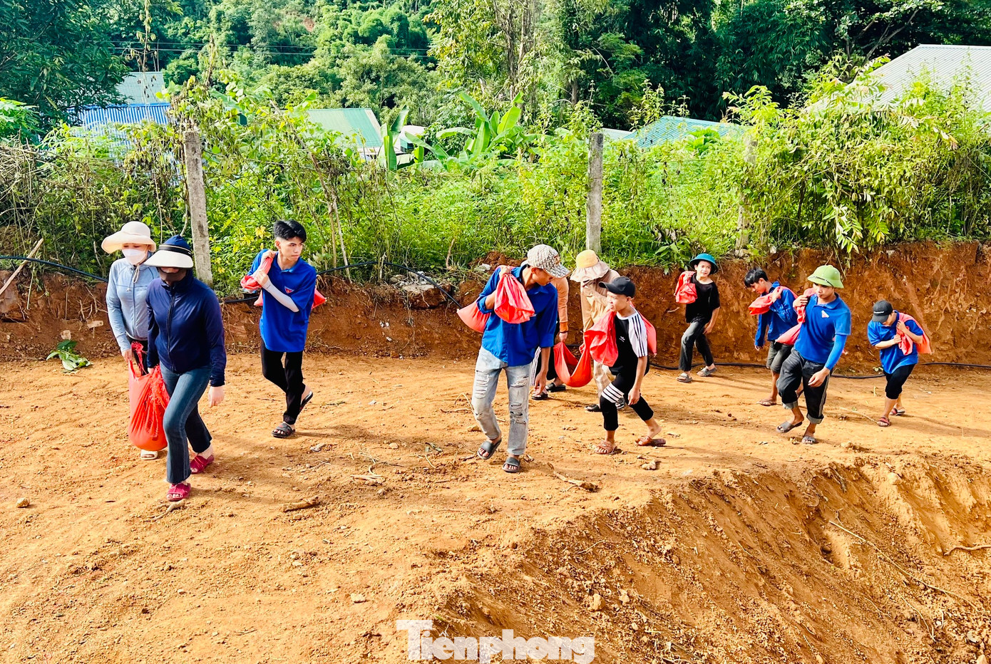 Tuy nhiên con đường mới mở dốc cao, đất đá lởm chởm khó đi, các phương tiện xe máy, xe đạp không thể đi lại. Trước tình trạng này, Đoàn xã Nhôn Mai đã huy động 40 đoàn viên thanh niên gồm Đoàn xã và Chi đoàn trường PTDTBT Tiểu học xã Nhôn Mai phối hợp với Ban Chỉ huy Quân sự xã đến đổ bê tông đường. Tuy nhiên con đường mới mở dốc cao, đất đá lởm chởm khó đi, các phương tiện xe máy, xe đạp không thể đi lại. Trước tình trạng này, Đoàn xã Nhôn Mai đã huy động 40 đoàn viên thanh niên gồm Đoàn xã và Chi đoàn trường PTDTBT Tiểu học xã Nhôn Mai phối hợp với Ban Chỉ huy Quân sự xã đến đổ bê tông đường.