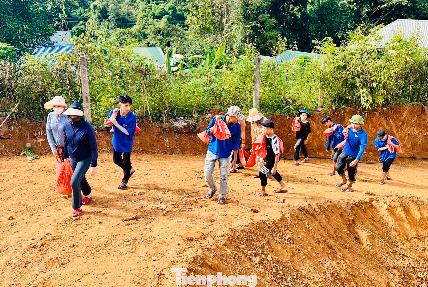 Tuy nhiên con đường mới mở dốc cao, đất đá lởm chởm khó đi, các phương tiện xe máy, xe đạp không thể đi lại. Trước tình trạng này, Đoàn xã Nhôn Mai đã huy động 40 đoàn viên thanh niên gồm Đoàn xã và Chi đoàn trường PTDTBT Tiểu học xã Nhôn Mai phối hợp với Ban Chỉ huy Quân sự xã đến đổ bê tông đường.