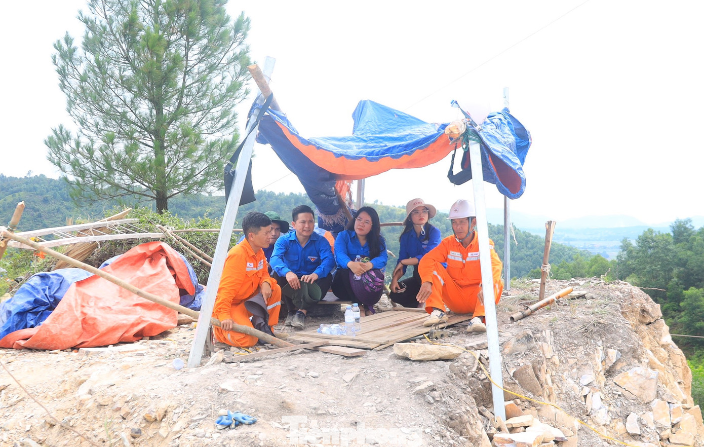 Giữa trưa nắng nóng của những ngày đầu tháng 6/2024, chị Nguyễn Thị Phương Thúy - Phó Bí thư Thường trực phụ trách Tỉnh Đoàn Nghệ An đã cùng các cán bộ đoàn viên thanh niên đến thăm, động viên các cán bộ, công nhân đang thi công cột điện 309 trên địa bàn xã Khánh Sơn (huyện Nam Đàn, tỉnh Nghệ An). Trong ảnh, chị Nguyễn Thị Phương Thúy và các cán bộ đoàn đến lán tạm để hỏi thăm, chia sẻ về những khó khăn vất vả trong quá trình thi công đường điện 500kV.