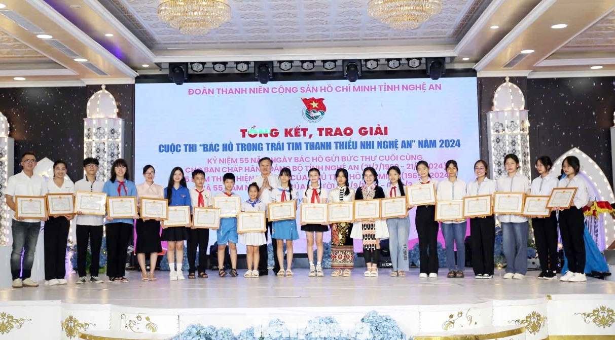 22 thí sinh đạt thành tích cao đã được Sở GD&amp;ĐT Nghệ An trao tặng giấy khen.