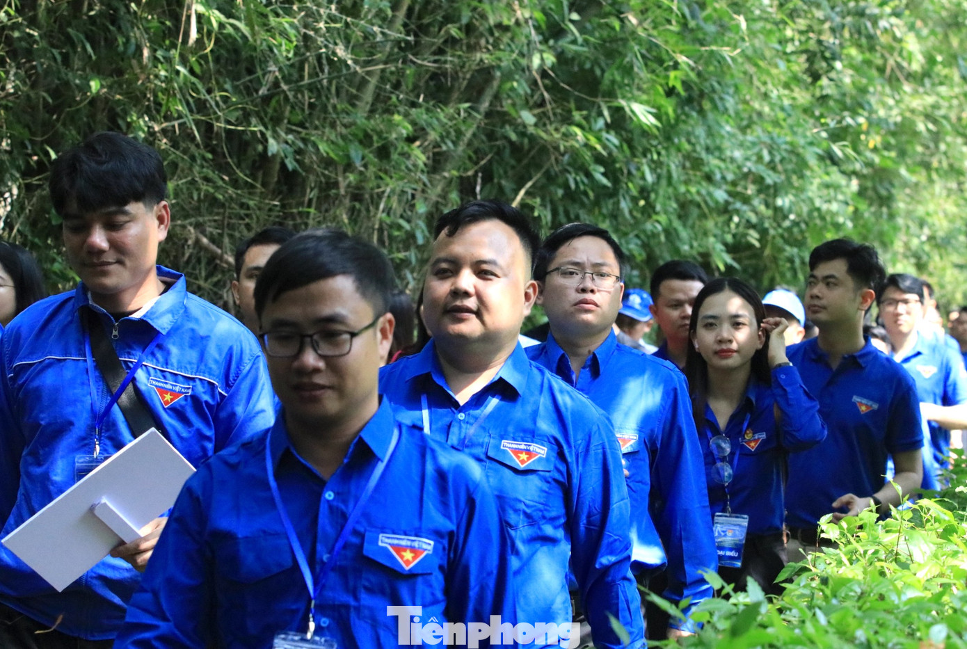 Sau khi dâng hương, đoàn đại biểu ghé thăm căn nhà của Bác Hồ tại quê nội ở xã Kim Liên (huyện Nam Đàn, Nghệ An). Về với quê Bác, các đại biểu như cảm thức được vẻ đẹp của hồn quê Việt Nam được thể hiện bởi căn nhà tranh đơn sơ, ao cá, hàng cây xanh mát… Sau khi dâng hương, đoàn đại biểu ghé thăm căn nhà của Bác Hồ tại quê nội ở xã Kim Liên (huyện Nam Đàn, Nghệ An). Về với quê Bác, các đại biểu như cảm thức được vẻ đẹp của hồn quê Việt Nam được thể hiện bởi căn nhà tranh đơn sơ, ao cá, hàng cây xanh mát…