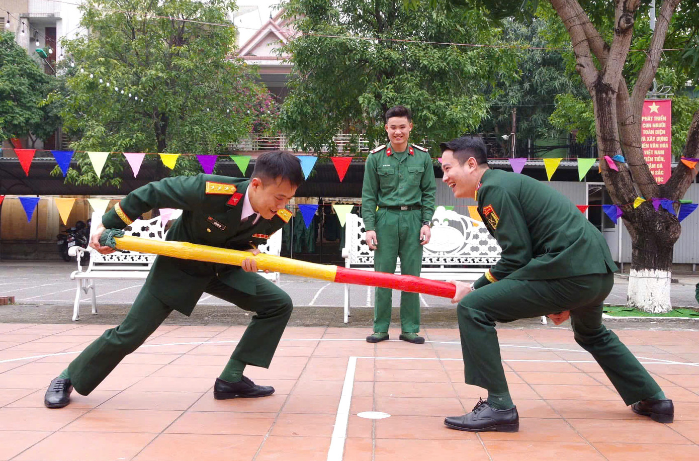 Trò đẩy gậy mang lại những giây phút thi đấu gay cấn, hấp dẫn. Trò đẩy gậy mang lại những giây phút thi đấu gay cấn, hấp dẫn.