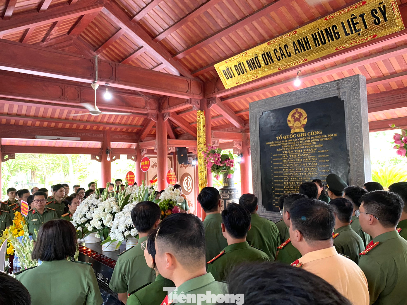 Về với Truông Bồn, du khách được nghe thuyết minh viên kể lại về những ngày tháng chiến đấu hào hùng của các chị, các anh trong chiến tranh khói lửa.