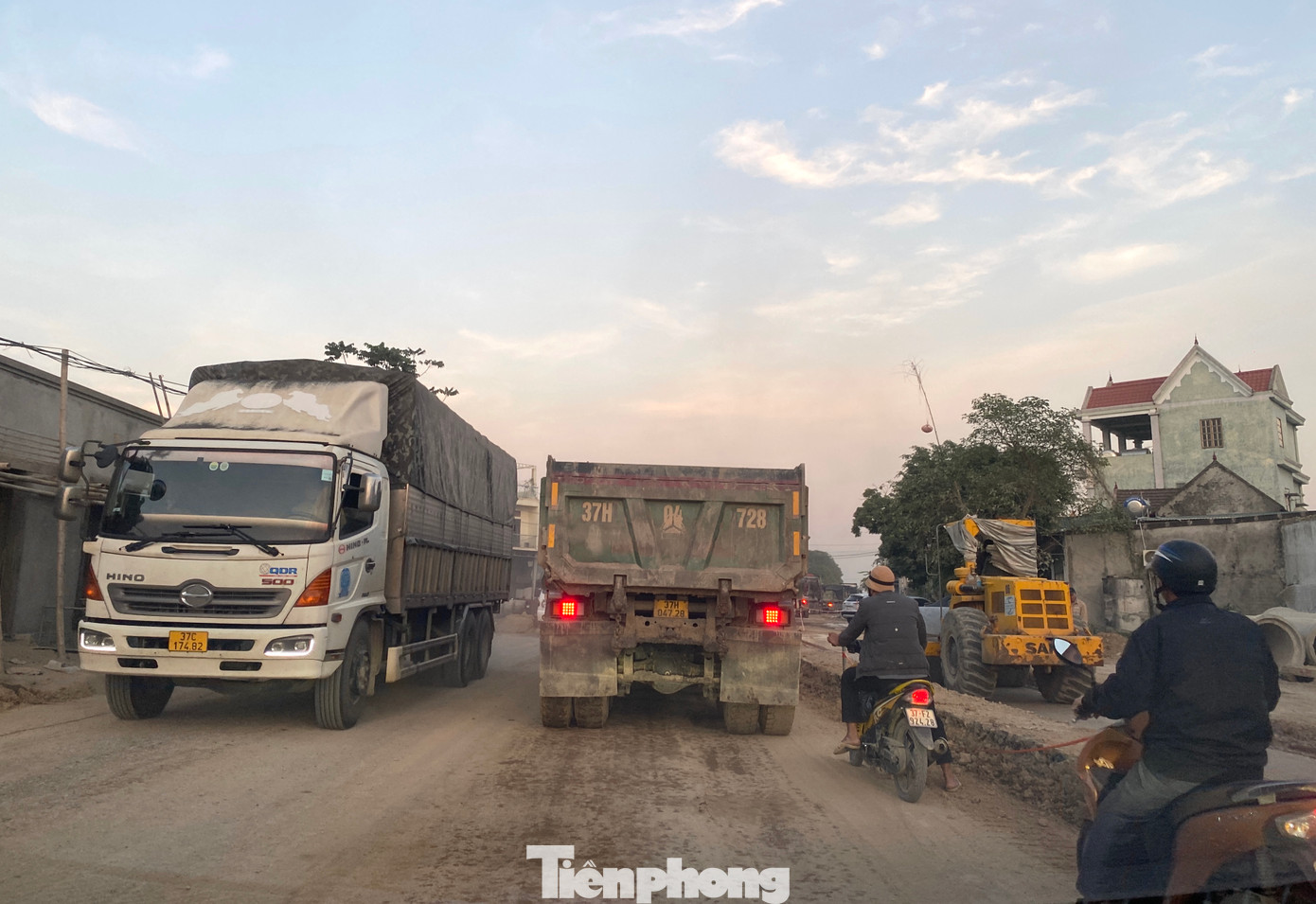 Thời điểm tan tầm, giao thông trên tuyến thường xuyên xảy ra ách tắc tại các vị trí thi công dự án.