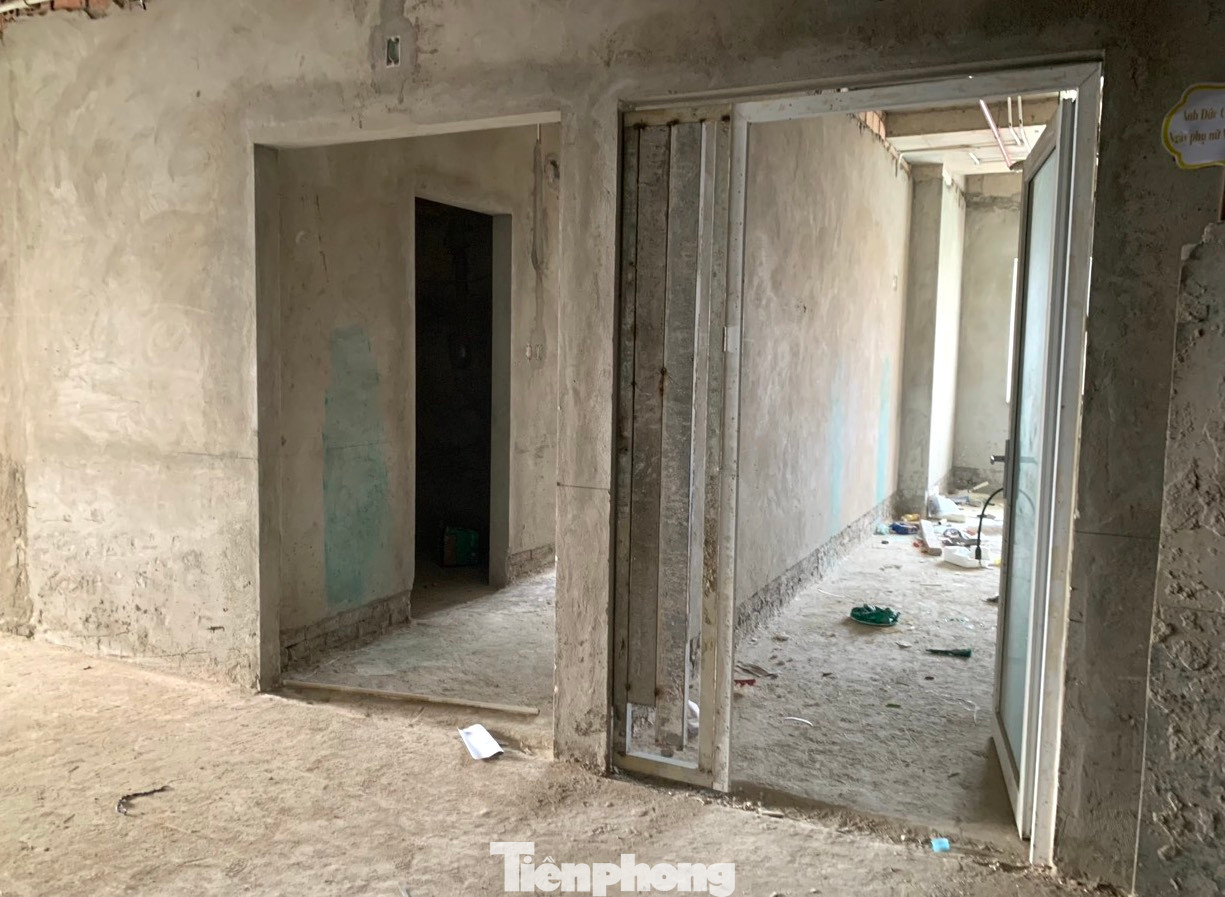 Tuy nhiên bên trong có nhiều tầng vẫn chưa hoàn thiện việc ốp lát nền, lắp đặt cửa, nội thất....