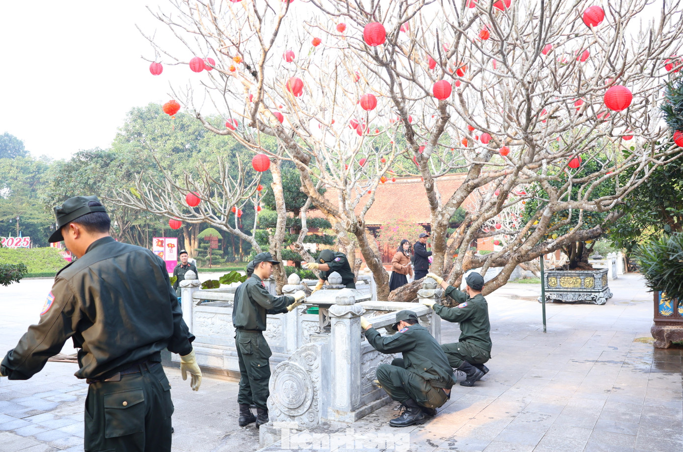 Việc tổng dọn vệ sinh sẽ giúp Khu Di tích Quốc gia đặc biệt Kim Liên chuẩn bị tốt nhất cho việc đón du khách trong và ngoài nước dịp Tết Nguyên đán Xuân Ất Tỵ 2025.