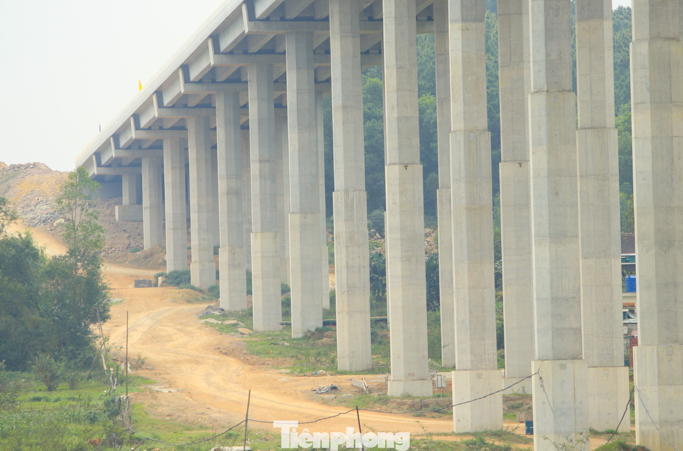 Phần bê tông trụ cầu được thiết kế cao hàng chục mét. Phần bê tông trụ cầu được thiết kế cao hàng chục mét.