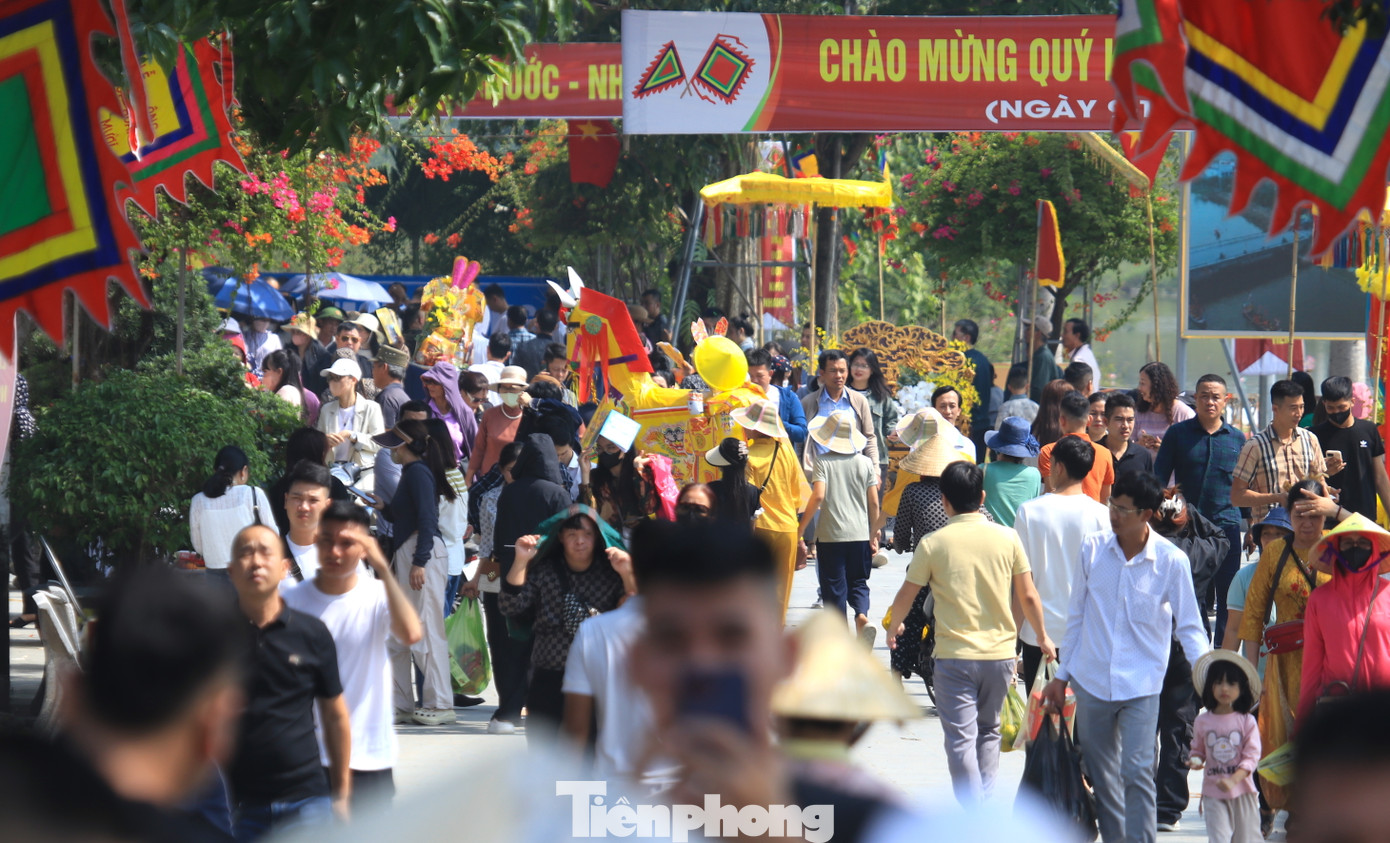 Trong 2 ngày chính của Lễ hội Đền Ông Hoàng Mười năm 2024, hàng vạn du khách thập phương đã về làm lễ tại đền.