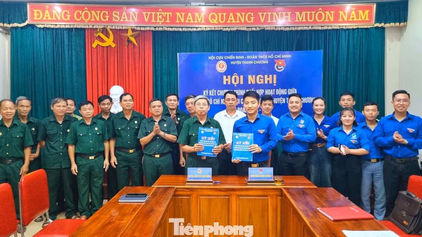 Cùng thời điểm này, các cấp Hội Cựu chiến binh và Đoàn Thanh niên cơ sở tham dự hội nghị trực tuyến cũng tiến hành ký kết Chương trình phối hợp hành động giai đoạn 2023 - 2028. Cùng thời điểm này, các cấp Hội Cựu chiến binh và Đoàn Thanh niên cơ sở tham dự hội nghị trực tuyến cũng tiến hành ký kết Chương trình phối hợp hành động giai đoạn 2023 - 2028.