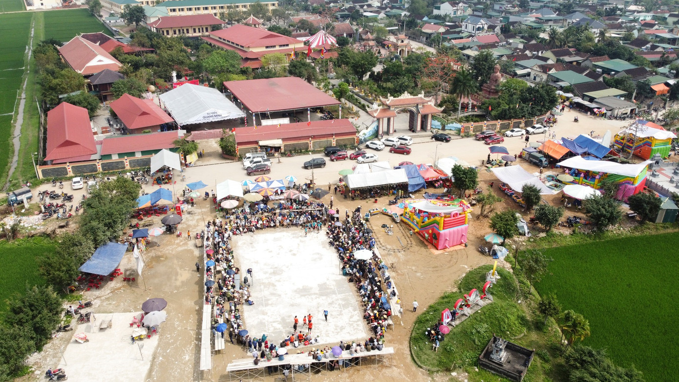Lễ hội đền chùa Rú Gám ở xã Xuân Thành (huyện Yên Thành, Nghệ An) được tổ chức từ ngày 21-24/3. Đây là lễ hội truyền thống được tổ chức hàng năm, nhằm giữ gìn, bảo tồn, phát huy các loại hình văn hóa dân tộc. Lễ hội nhằm thể hiện niềm tin và lòng tôn kính của nhân dân đối với công đức của các vị thần linh, đức Phật và các bậc tiền nhân, đồng thời quảng bá giới thiệu hình ảnh quê lúa Yên Thành trong phát triển du lịch tâm linh sinh thái. Ảnh: Phật giáo Yên Thành.
