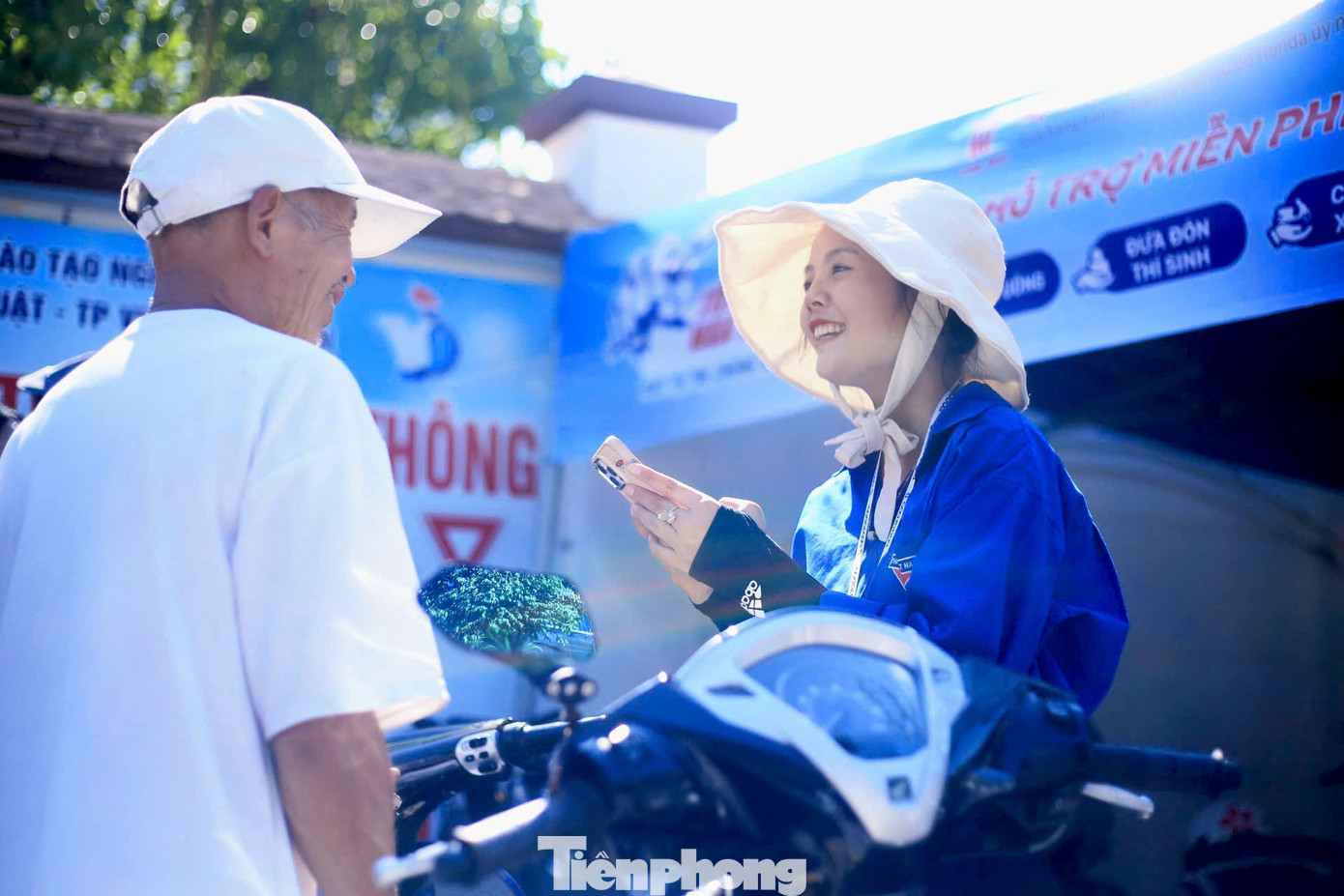 Để hỗ trợ thí sinh kỳ thi tốt nghiệp THPT 2025, Đoàn trường Đại học Nghệ An đã huy động 90 đoàn viên thanh niên thành lập 9 đội hình có mặt tại 9 điểm thi trên địa bàn tỉnh. Tại các điểm thi, đội hình thanh niên tình nguyện của trường Đại học Nghệ An sẽ hướng dẫn thí sinh, phát nước, nhận gửi xe cho thí sinh và người nhà. Ngoài ra, các đoàn viên thanh niên sẽ tư vấn các ngành học của trường Đại học Nghệ An để các phụ huynh nắm bắt và có định hướng cho các em sau khi thi. Để hỗ trợ thí sinh kỳ thi tốt nghiệp THPT 2025, Đoàn trường Đại học Nghệ An đã huy động 90 đoàn viên thanh niên thành lập 9 đội hình có mặt tại 9 điểm thi trên địa bàn tỉnh. Tại các điểm thi, đội hình thanh niên tình nguyện của trường Đại học Nghệ An sẽ hướng dẫn thí sinh, phát nước, nhận gửi xe cho thí sinh và người nhà. Ngoài ra, các đoàn viên thanh niên sẽ tư vấn các ngành học của trường Đại học Nghệ An để các phụ huynh nắm bắt và có định hướng cho các em sau khi thi.