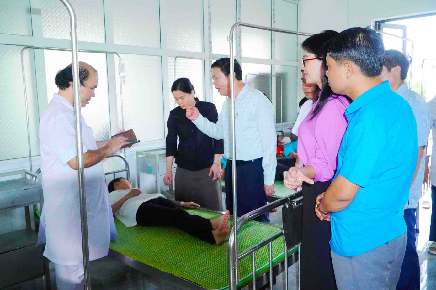 Lãnh đạo Sở Y tế Nghệ An cùng các cơ quan chức năng thăm hỏi các công nhân bị ngộ độc đồng thời điều tra làm rõ nguyên nhân vụ việc.