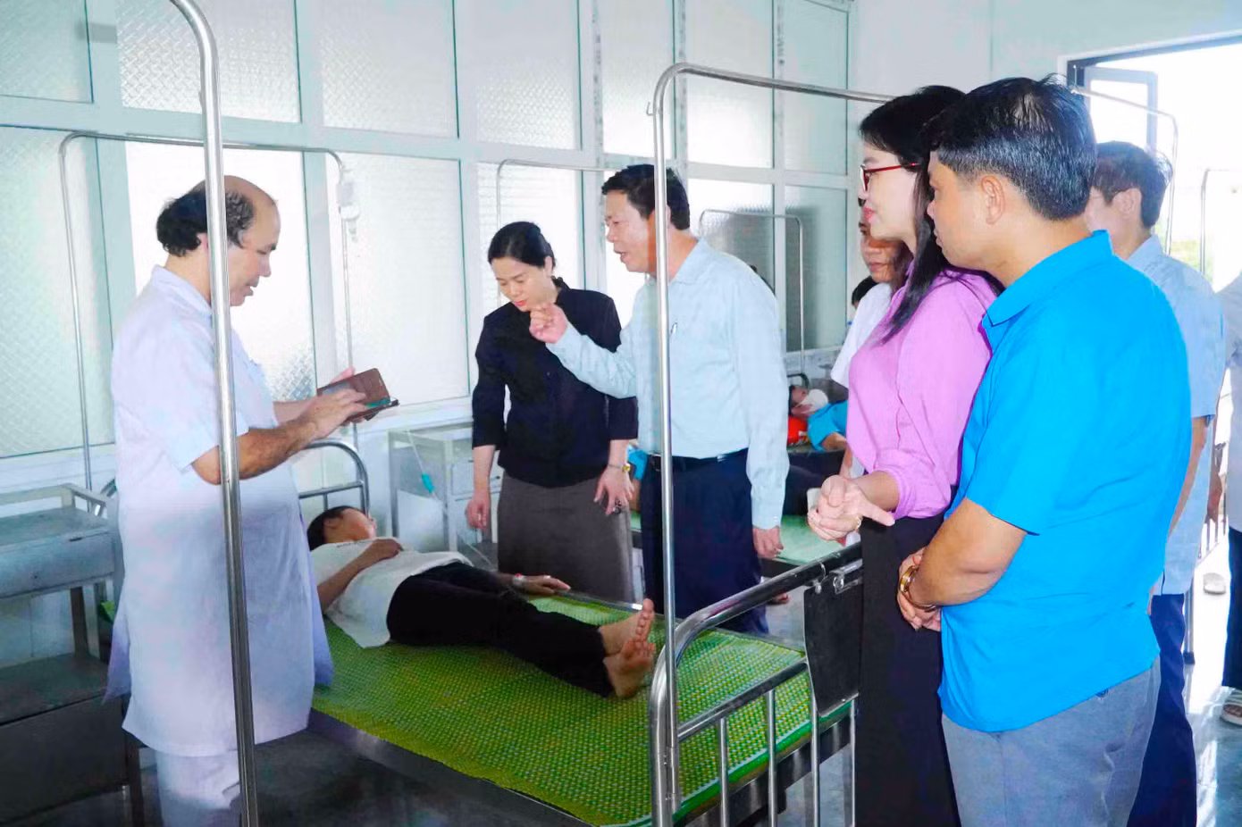Lãnh đạo Sở Y tế Nghệ An cùng các cơ quan chức năng thăm hỏi các công nhân bị ngộ độc đồng thời điều tra làm rõ nguyên nhân vụ việc.