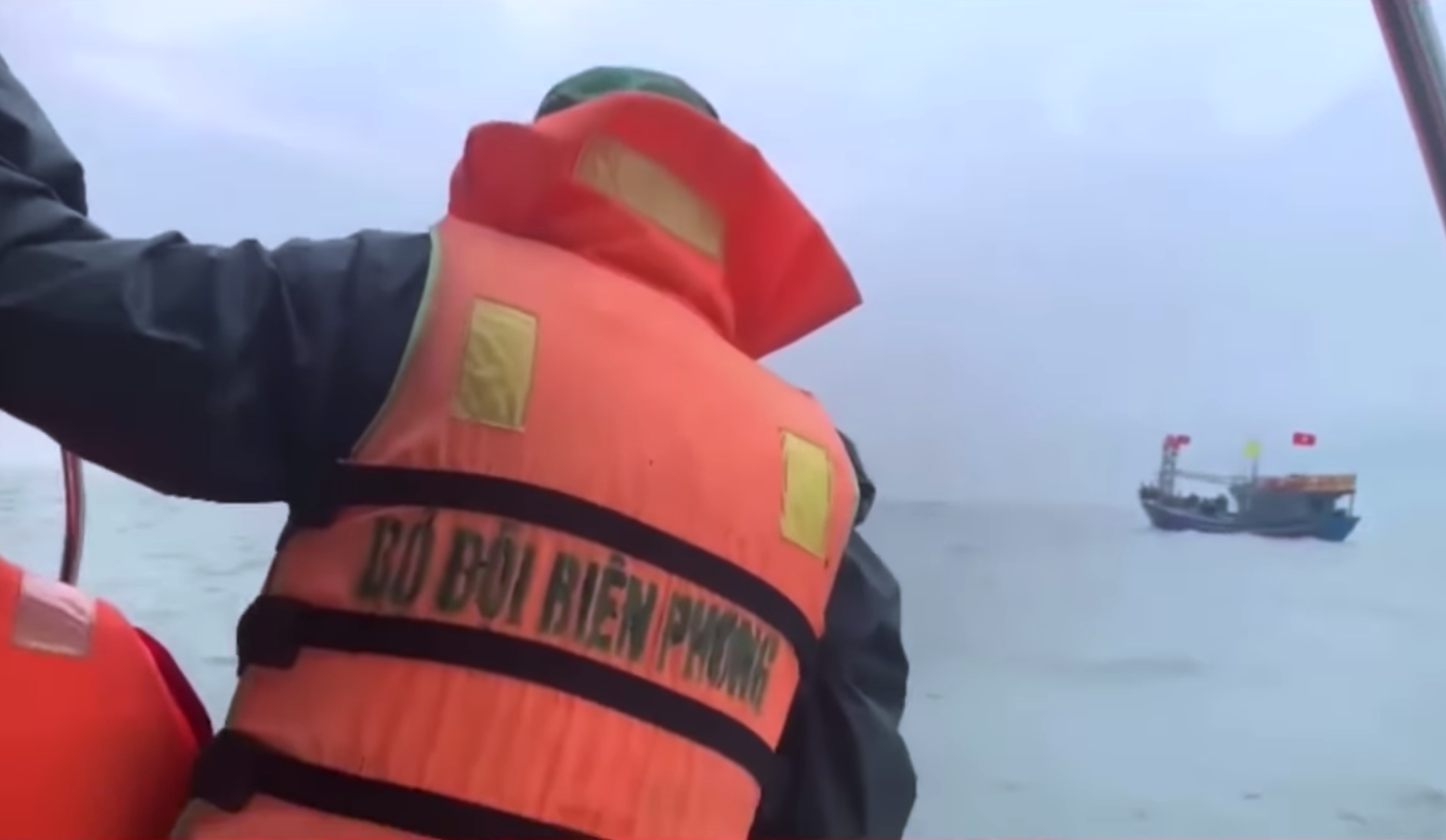 Lực lượng chức năng tìm kiếm vị trí tàu cá các ngư dân bị chìm trên biển. Lực lượng chức năng tìm kiếm vị trí tàu cá các ngư dân bị chìm trên biển.