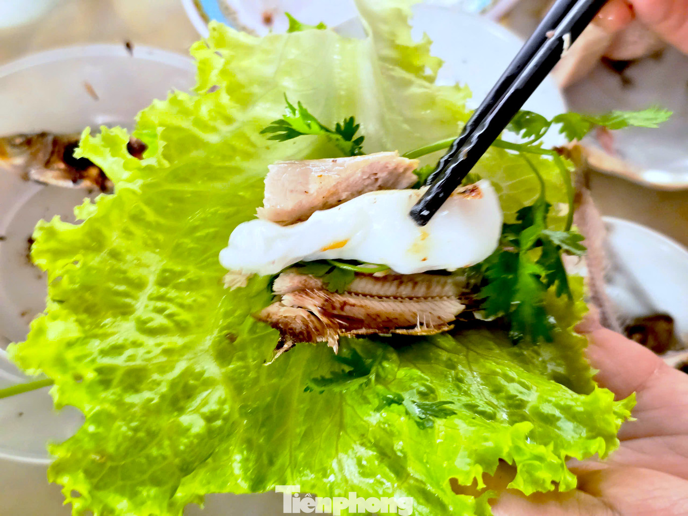 Cá trích nướng được bán để ăn cùng với bánh mướt hoặc bún và rau sống.