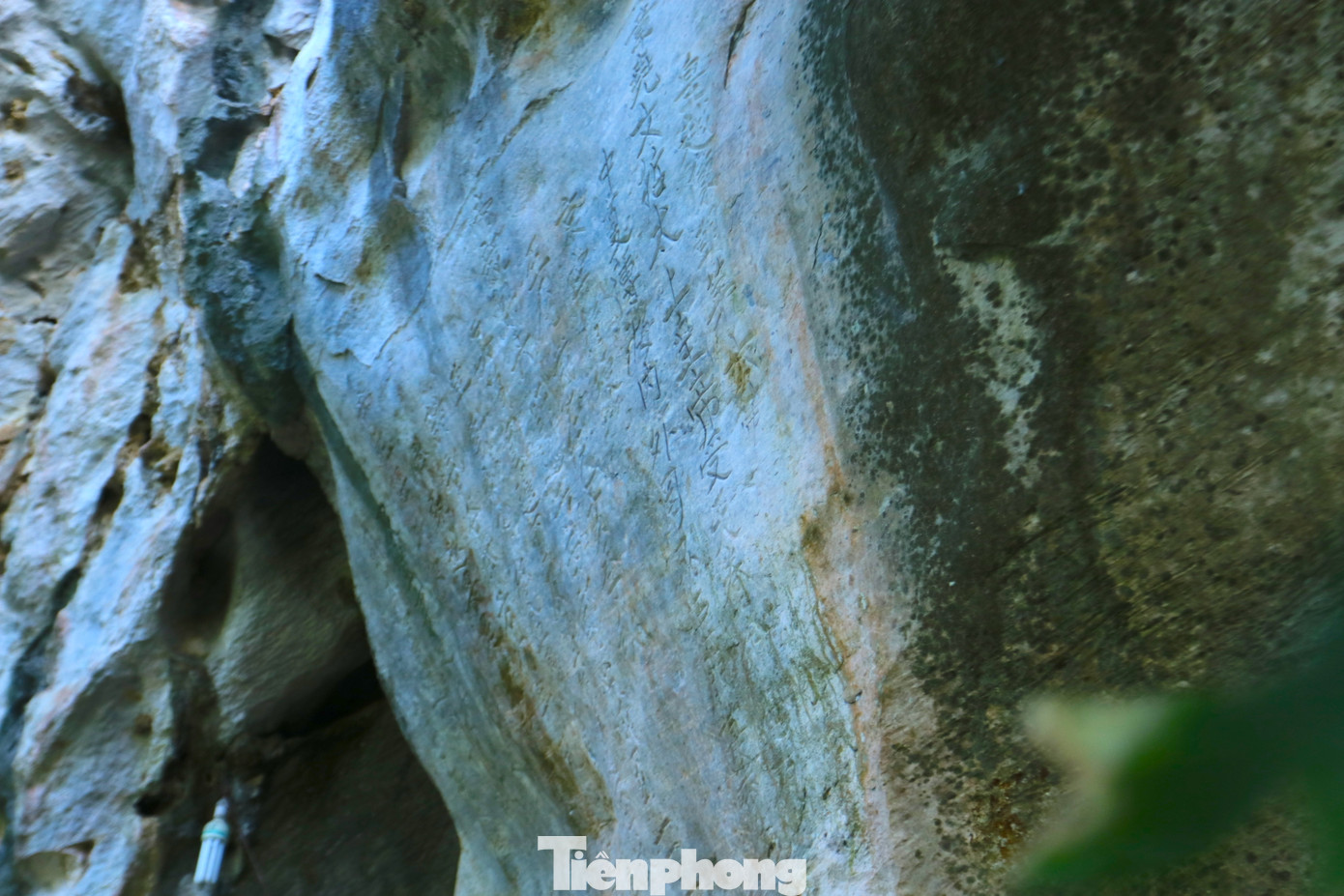 “Tháng Quý Đông (tháng 12 Âm lịch), Hoàng đế đóng doanh trại ở cánh đồng Cự Đồn thuộc Mật Châu, hạ lệnh cho các tướng cùng binh lính man di kéo vào nước ấy, tên nghịch tặc Bổng nghe tiếng chạy trốn, bèn hạ chiếu đem quân về. Khắc vào đá ngày tháng 12 nhuận, mùa đông năm Ất Hợi (1335) niên hiệu Khai Hựu thứ 7”, đoạn cuối của nội dung trên văn bia. Trong đó Cự Đồn là địa danh ở huyện Con Cuông. Còn Mật Châu là tên gọi cũ phía Tây Nam Nghệ An.