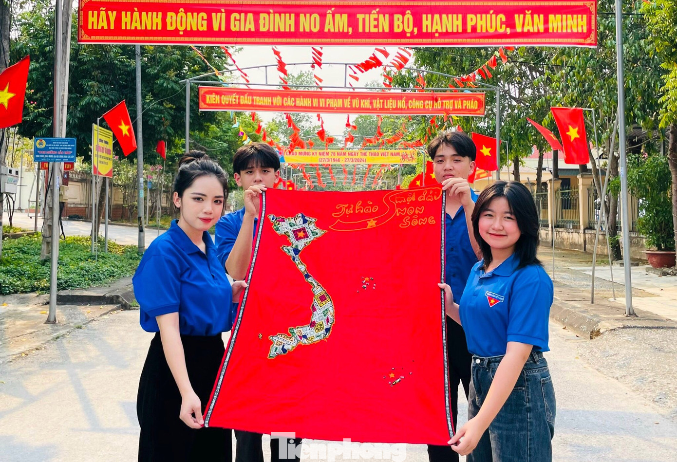 Ngày 2/4, chị Lô Thị Lan - Bí thư Đoàn thị trấn Thạch Giám (huyện Tương Dương, Nghệ An) cho biết, sau nhiều ngày, chị cùng các đoàn viên thanh niên dân tộc Thái trên địa bàn đã thêu thành công tấm bản đồ Việt Nam. Đây là hoạt động nhằm hưởng ứng cuộc vận động “Tự hào một dải non sông”. Điều đặc biệt ở tấm bản đồ này là được làm từ vải thổ cẩm, mang nét đặc trưng của người dân tộc Thái trên địa bàn.