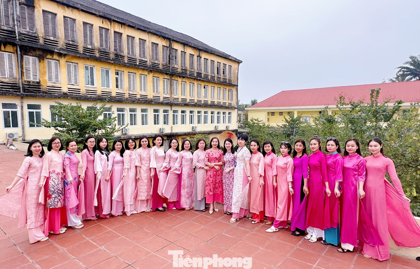 Nữ cán bộ, đoàn viên Bệnh viện Chấn thương chỉnh hình Nghệ An hưởng ứng "Tuần lễ áo dài" ngay tại trụ sở bệnh viện.