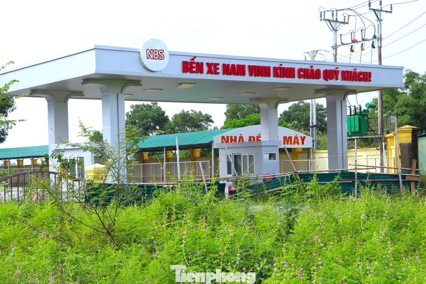 Được biết, sau khi bến xe này đi vào hoạt động, thành phố Vinh sẽ có 4 bến xe khách gồm: Bến xe bắc Vinh và Bến xe Nam Vinh (thuộc Công ty cổ phần Bến xe Nghệ An); Bến xe Miền Trung nằm trên Quốc lộ 1A tuyến tránh TP. Vinh đoạn qua phường Vinh Tân (TP. Vinh); Bến xe phía Đông.