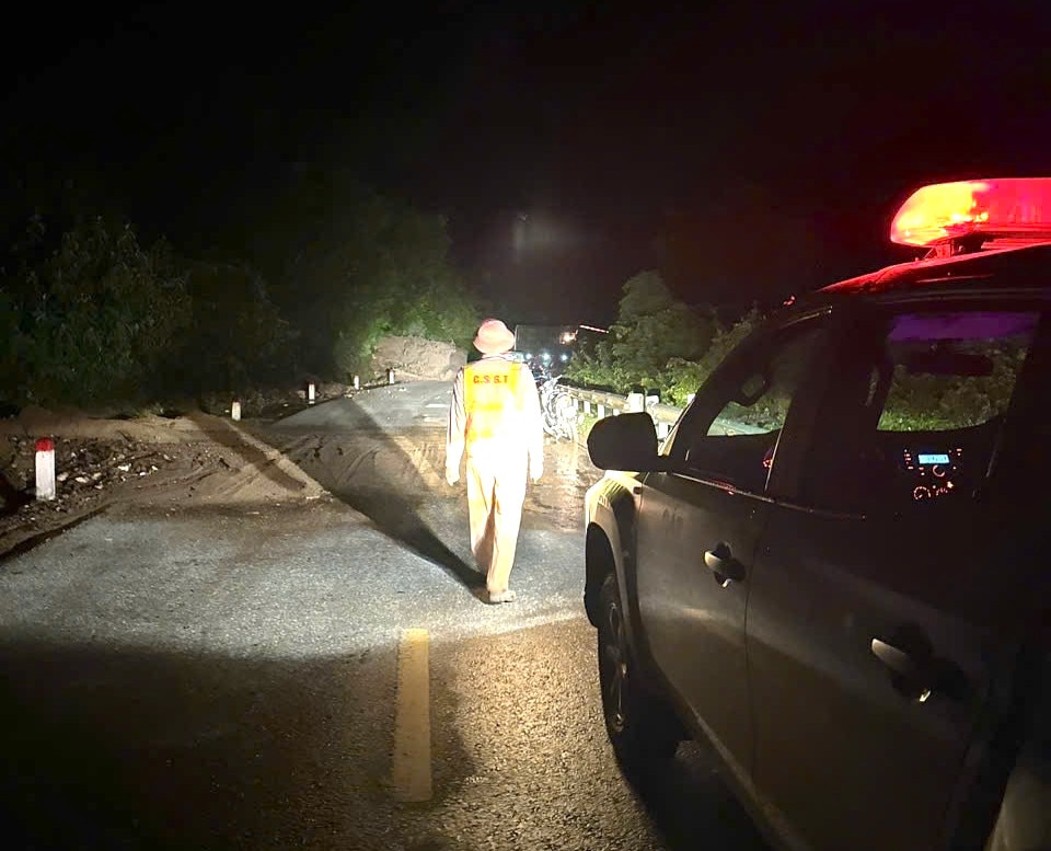 &quot;May mắn tài xế xe đầu kéo chỉ bị thương nhẹ. Sau nhiều giờ đồng hồ, đất đá vụ sạt lở đã được các đơn vị chức năng san gạt. Hiện các phương tiện có thể qua lại đoạn đường này&quot;, ông Vang Kiên Cường - Chủ tịch UBND xã Lưu Kiền nói và cho biết, cơ quan chức năng tiếp tục theo dõi các điểm dễ xảy ra sạt lở để có cảnh báo và xử lý kịp thời.