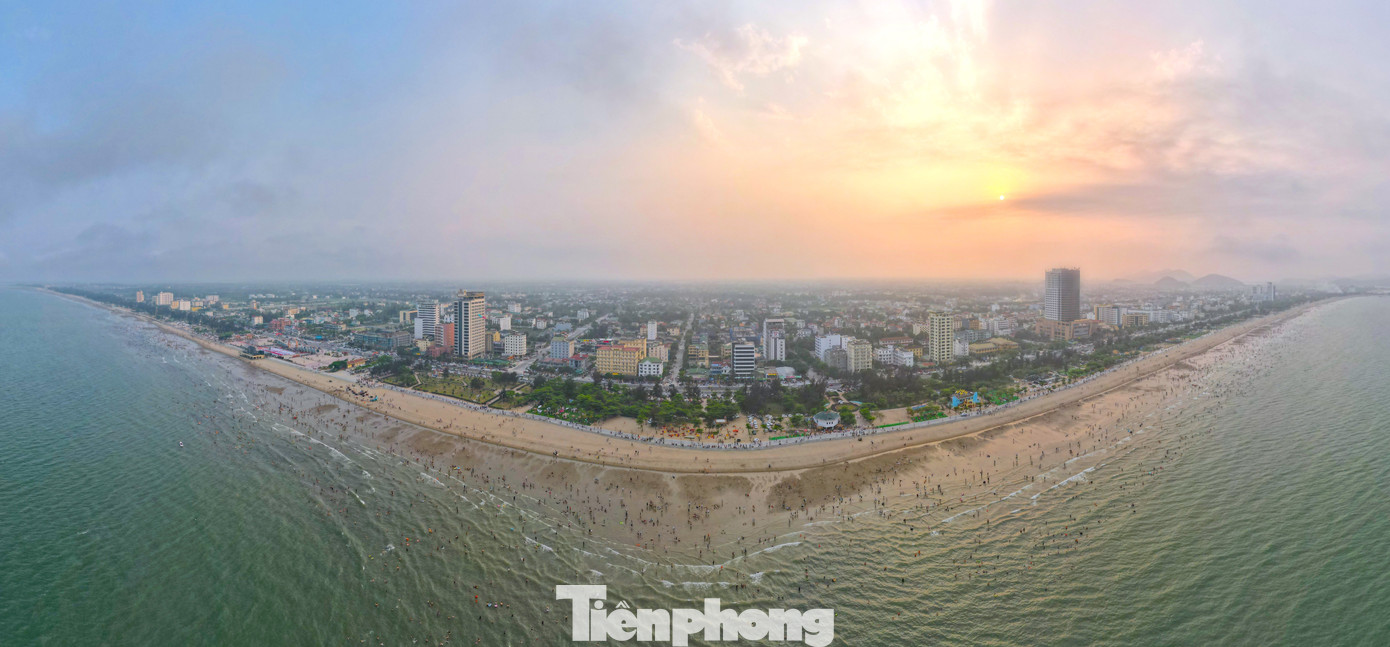 Chiều 18/4, bãi biển Cửa Lò (thị xã Cửa Lò, tỉnh Nghệ An) chật kín du khách. Đây là ngày bãi biển này đón du khách đông nhất kể từ đầu năm 2024. Chiều 18/4, bãi biển Cửa Lò (thị xã Cửa Lò, tỉnh Nghệ An) chật kín du khách. Đây là ngày bãi biển này đón du khách đông nhất kể từ đầu năm 2024.