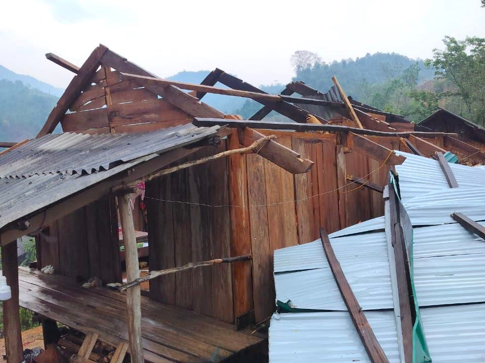 Trước đó vào cuối tháng 4/2024 vừa qua, trên địa bàn huyện Kỳ Sơn (Nghệ An) và một số huyện lân cận xảy ra nhiều trận mưa giông lớn kèm gió xoáy, mưa đá khiến hàng loạt ngôi nhà và tài sản, hoa màu của người dân tại xã bị thiệt hại như: xã Bảo Thắng, Huồi Tụ, Bảo Nam, Chiêu Lưu, Nậm Cắn, Hữu Lập.