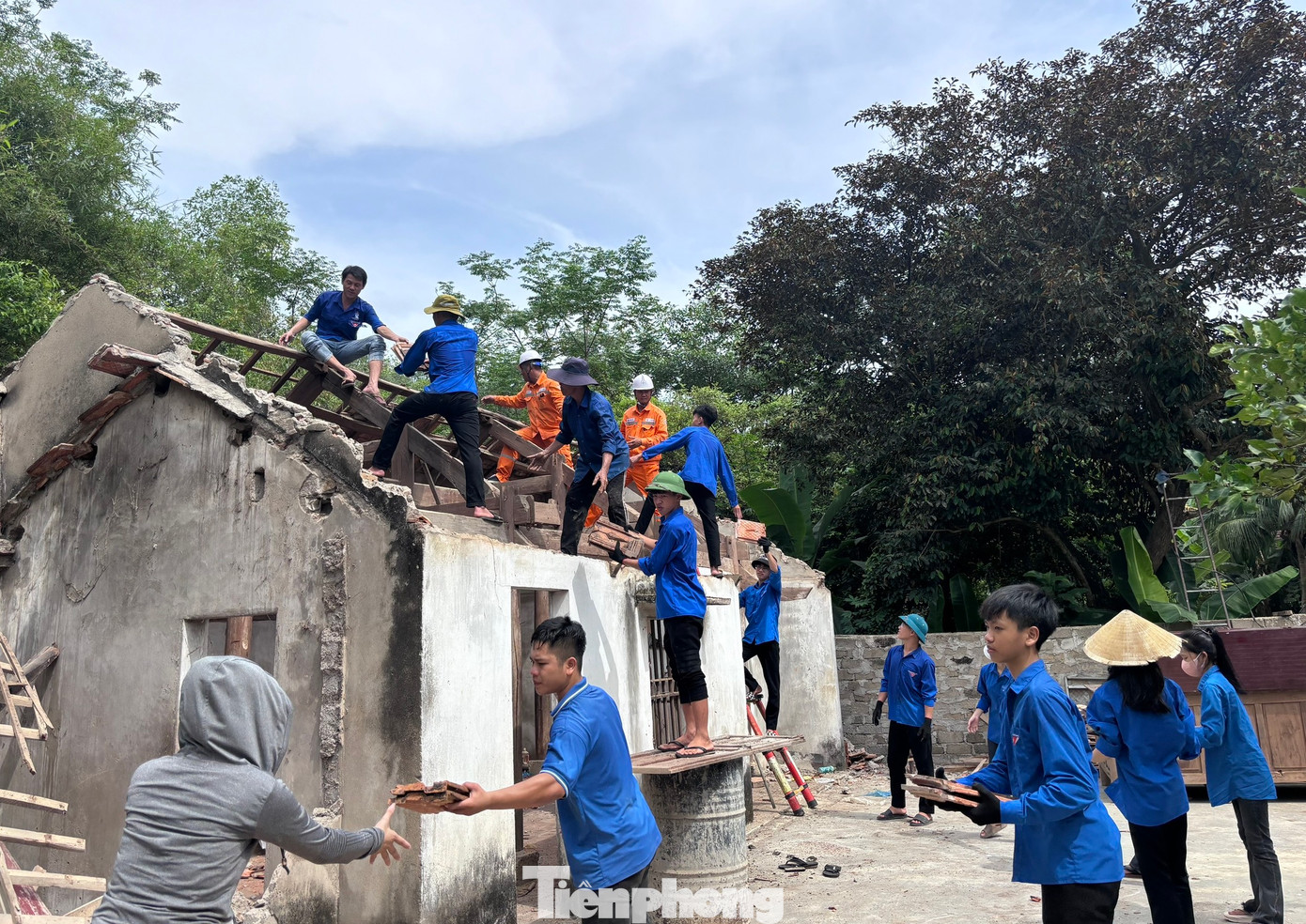 Đoàn viên thanh niên xếp thành hàng dài để tháo dỡ ngói từ mái nhà xuống cất cẩn thận, tránh bị hư hỏng. Đoàn viên thanh niên xếp thành hàng dài để tháo dỡ ngói từ mái nhà xuống cất cẩn thận, tránh bị hư hỏng.