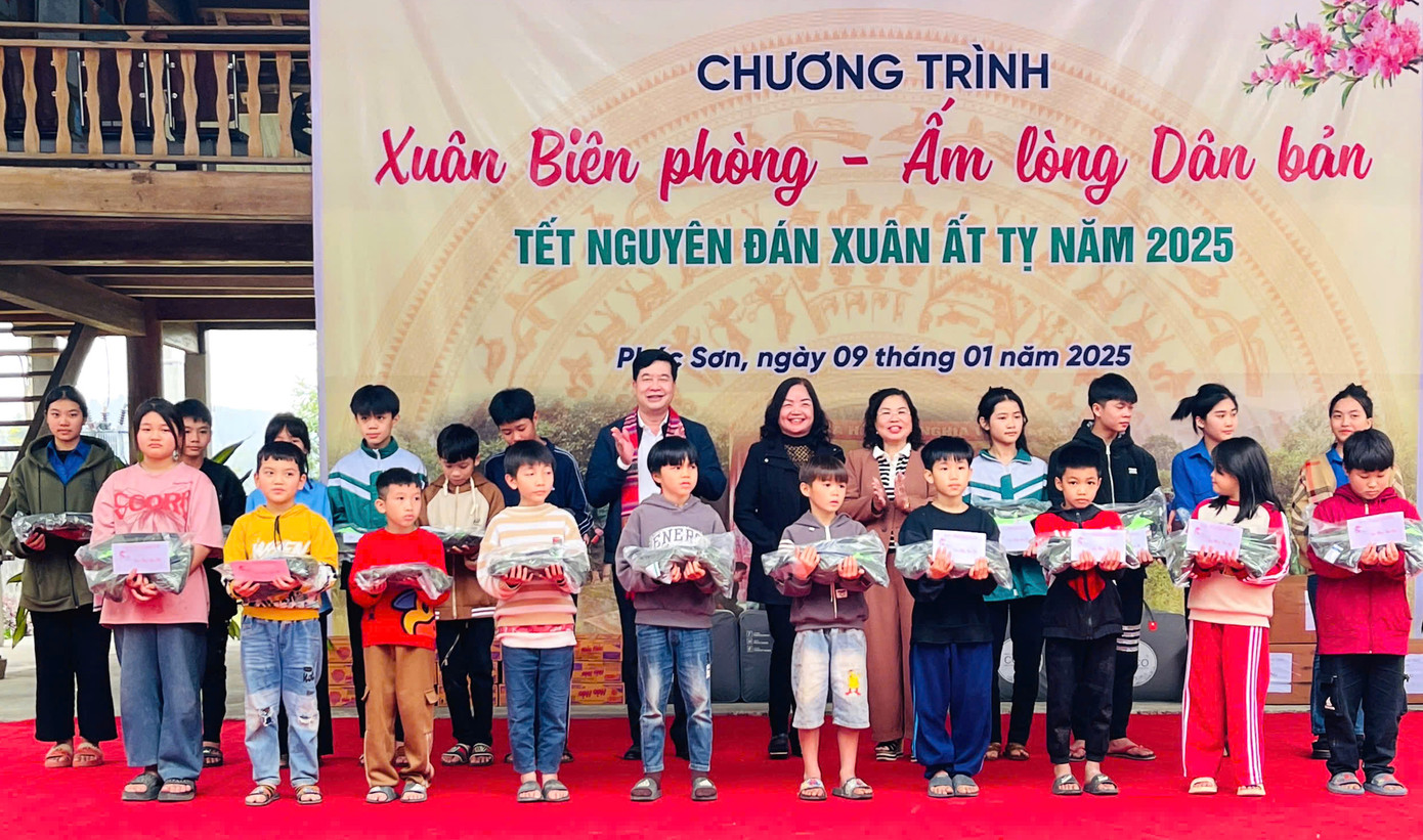 Ban tổ chức cũng đã trao tặng 30 suất quà (hiện vật gồm chăn ấm và sữa) cho các trẻ em có hoàn cảnh khó khăn tại Trường Mầm non Cao Vều. Trao tặng 9 suất học bổng trong Chương trình Nâng bước em tới trường cho 9 bạn thiếu nhi có hoàn cảnh khó khăn. Tổng giá trị các phần quà gồm hiện vật và tiền mặt trao tặng tại chương trình là hơn 221 triệu đồng.