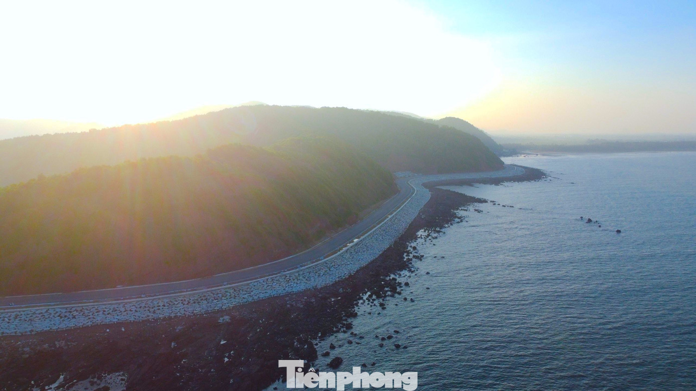 Tuyến đường ven biển Nghệ An có tổng chiều dài hơn 64 km. Điểm bắt đầu của tuyến ở địa phận thị xã Hoàng Mai và điểm cuối là cầu Cửa Hội nối với tỉnh Hà Tĩnh.