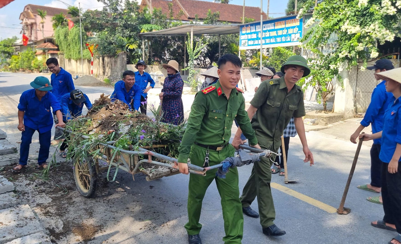 Các đoàn viên thanh niên trên toàn huyện Thanh Chương tổ chức làm sạch các tuyến đường giao thông nông thôn; thu hoạch nông sản giúp các hộ gia đình neo người có hoàn cảnh khó khăn; Ra mắt công trình thanh niên số hóa thông tin các anh hùng liệt sĩ tại nghĩa trang liệt sỹ xã Thanh Hòa; Tổ chức chương trình Bát cháo tình thương tại bệnh viện đa khoa huyện Thanh Chương. Các đoàn viên thanh niên trên toàn huyện Thanh Chương tổ chức làm sạch các tuyến đường giao thông nông thôn; thu hoạch nông sản giúp các hộ gia đình neo người có hoàn cảnh khó khăn; Ra mắt công trình thanh niên số hóa thông tin các anh hùng liệt sĩ tại nghĩa trang liệt sỹ xã Thanh Hòa; Tổ chức chương trình Bát cháo tình thương tại bệnh viện đa khoa huyện Thanh Chương.