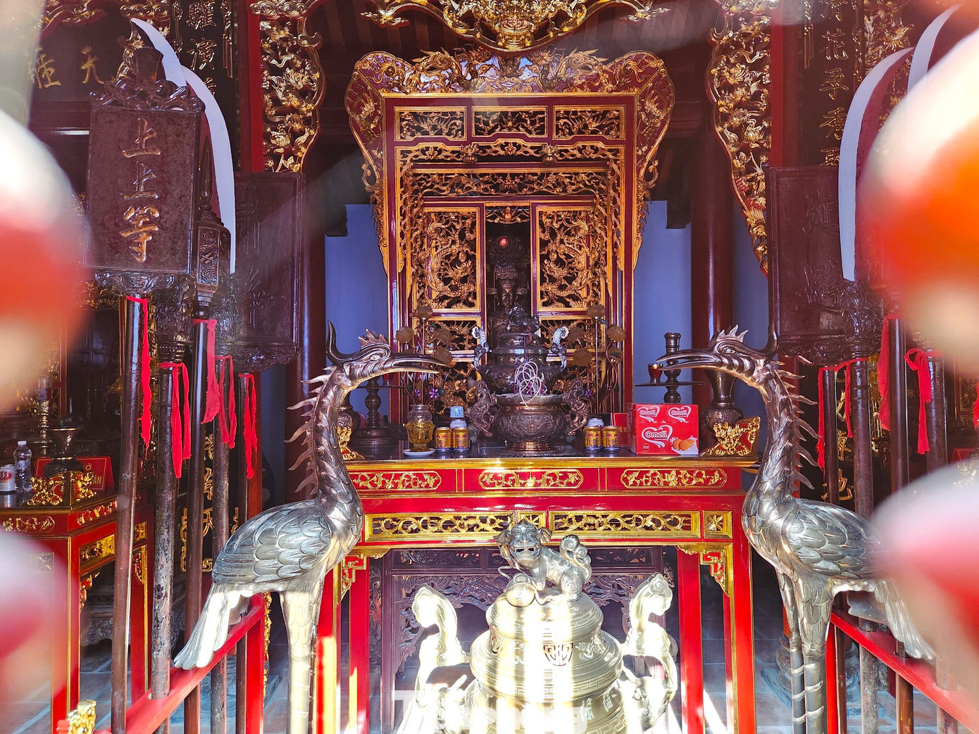 Lê Khôi là con trai của Lê Trừ, cháu ruột của Lê Lợi, người làng Lam Sơn (trấn Thanh Hóa cũ). Ông tham gia Nghĩa quân Lam Sơn, lập được nhiều chiến công và trải qua nhiều chức vụ. Năm 1446, để bảo vệ biên giới phía Nam Đại Việt, Lê Khôi cùng Lê Thận, Nguyễn Xí cầm quân đánh thành Đồ Bàn, bắt Chúa Chiêm là Bí Cai. Trên đường trở về, ông lâm bệnh và mất ngày 3/5 âm lịch. Nhà Vua thương tiếc bãi triều 3 ngày và giao cho nhân dân địa phương lập đền thờ. Lê Khôi là con trai của Lê Trừ, cháu ruột của Lê Lợi, người làng Lam Sơn (trấn Thanh Hóa cũ). Ông tham gia Nghĩa quân Lam Sơn, lập được nhiều chiến công và trải qua nhiều chức vụ. Năm 1446, để bảo vệ biên giới phía Nam Đại Việt, Lê Khôi cùng Lê Thận, Nguyễn Xí cầm quân đánh thành Đồ Bàn, bắt Chúa Chiêm là Bí Cai. Trên đường trở về, ông lâm bệnh và mất ngày 3/5 âm lịch. Nhà Vua thương tiếc bãi triều 3 ngày và giao cho nhân dân địa phương lập đền thờ.