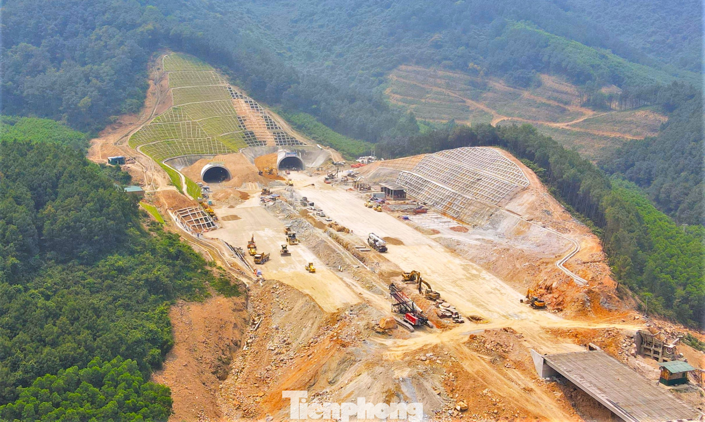 Hầm Thần Vũ nằm trong dự án thành phần Diễn Châu (Nghệ An) - Bãi Vọt (Hà Tĩnh) thuộc dự án cao tốc Bắc Nam phía Đông. Hầm có chiều dài 1,13 km, xuyên qua núi Thần Vũ nối 2 huyện Diễn Châu và huyện Nghi Lộc (Nghệ An). Hầm Thần Vũ nằm trong dự án thành phần Diễn Châu (Nghệ An) - Bãi Vọt (Hà Tĩnh) thuộc dự án cao tốc Bắc Nam phía Đông. Hầm có chiều dài 1,13 km, xuyên qua núi Thần Vũ nối 2 huyện Diễn Châu và huyện Nghi Lộc (Nghệ An).