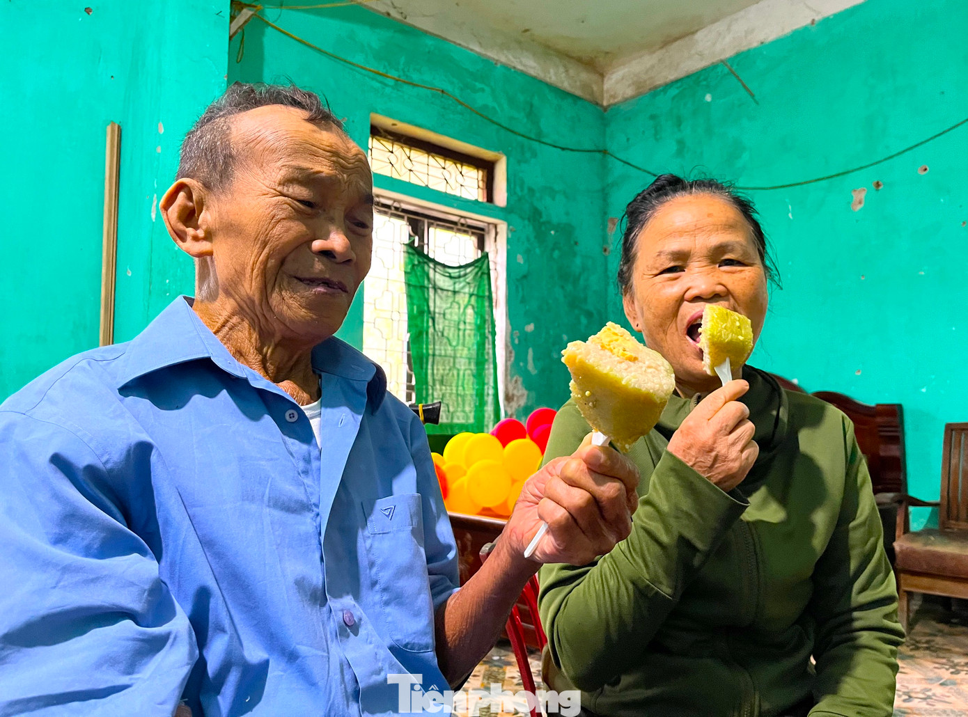 Như thường lệ, những ngày 29, 30 tháng Chạp, vợ chồng ông Khoa lại đưa những chiếc bánh chưng của các nhà hảo tâm đến trao tặng ra rồi ăn uống cùng những người trong xóm trọ như một bữa tất niên cuối năm. "Kẹo, bánh, bánh chưng các nhà hảo tâm đến trao tặng có đầy đủ cả. Giờ cả xóm đưa ra ăn là có Tết rồi. Chờ chồng chạy thận thêm buổi nữa rồi 30 Tết cả 2 vợ chồng đón xe về quê cùng gia đình ít ngày rồi lại xuống", bà Tô Thị Minh (vợ ông Khoa) chia sẻ. Như thường lệ, những ngày 29, 30 tháng Chạp, vợ chồng ông Khoa lại đưa những chiếc bánh chưng của các nhà hảo tâm đến trao tặng ra rồi ăn uống cùng những người trong xóm trọ như một bữa tất niên cuối năm. "Kẹo, bánh, bánh chưng các nhà hảo tâm đến trao tặng có đầy đủ cả. Giờ cả xóm đưa ra ăn là có Tết rồi. Chờ chồng chạy thận thêm buổi nữa rồi 30 Tết cả 2 vợ chồng đón xe về quê cùng gia đình ít ngày rồi lại xuống", bà Tô Thị Minh (vợ ông Khoa) chia sẻ.