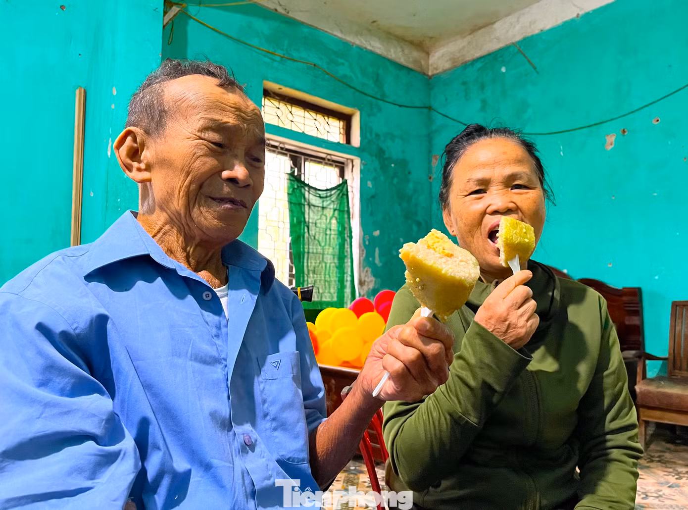 Như thường lệ, những ngày 29, 30 tháng Chạp, vợ chồng ông Khoa lại đưa những chiếc bánh chưng của các nhà hảo tâm đến trao tặng ra rồi ăn uống cùng những người trong xóm trọ như một bữa tất niên cuối năm. "Kẹo, bánh, bánh chưng các nhà hảo tâm đến trao tặng có đầy đủ cả. Giờ cả xóm đưa ra ăn là có Tết rồi. Chờ chồng chạy thận thêm buổi nữa rồi 30 Tết cả 2 vợ chồng đón xe về quê cùng gia đình ít ngày rồi lại xuống", bà Tô Thị Minh (vợ ông Khoa) chia sẻ.