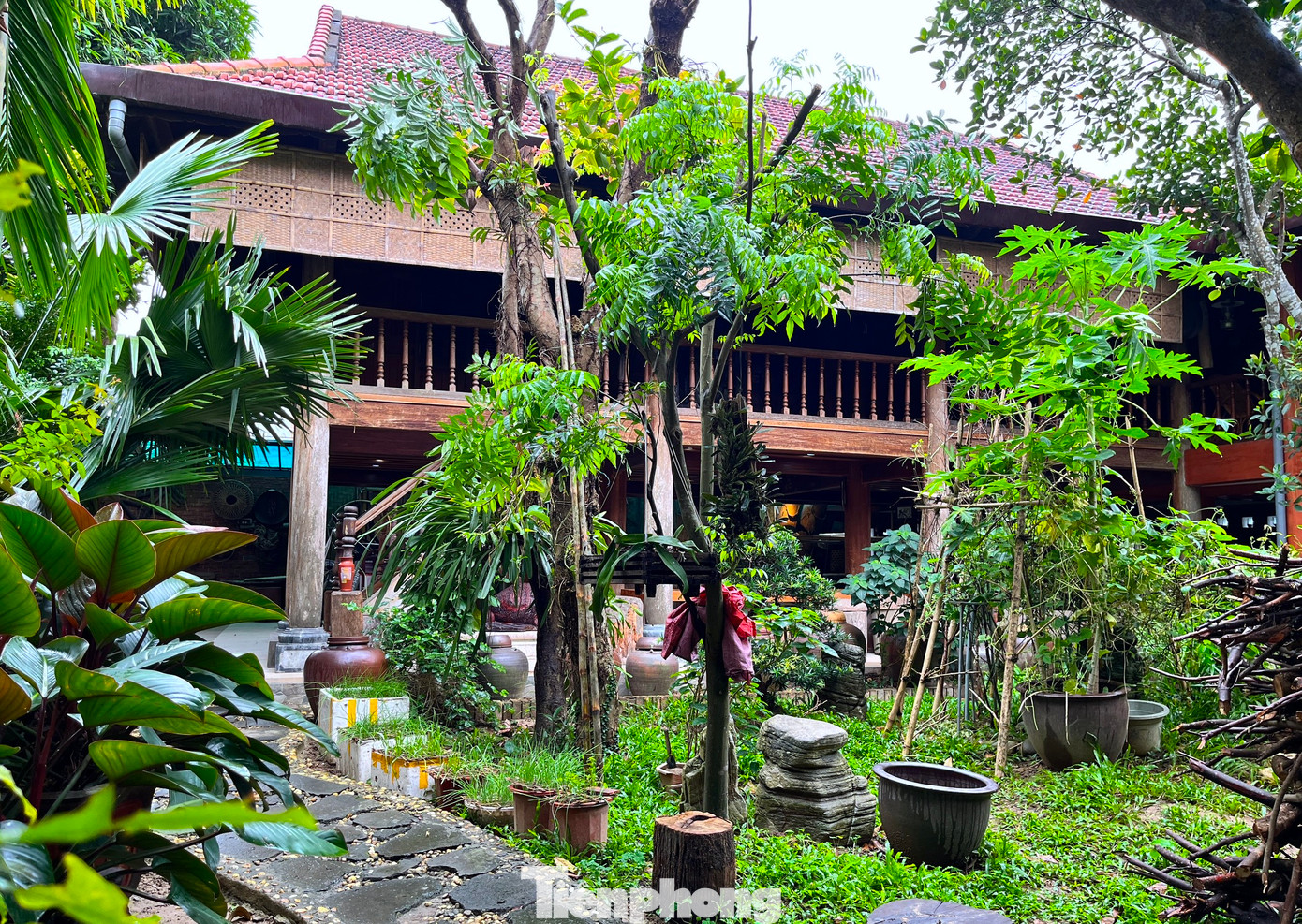 Ngôi nhà sàn 2 tầng có diện tích hơn 300m2 được ông Phúc trưng bày kín các hiện vật. Với hơn 1.000 hiện vật, cổ vật là những đồ dùng, vật dụng, đồ thờ cúng tâm linh gắn liền với đồng bào dân tộc Thái.