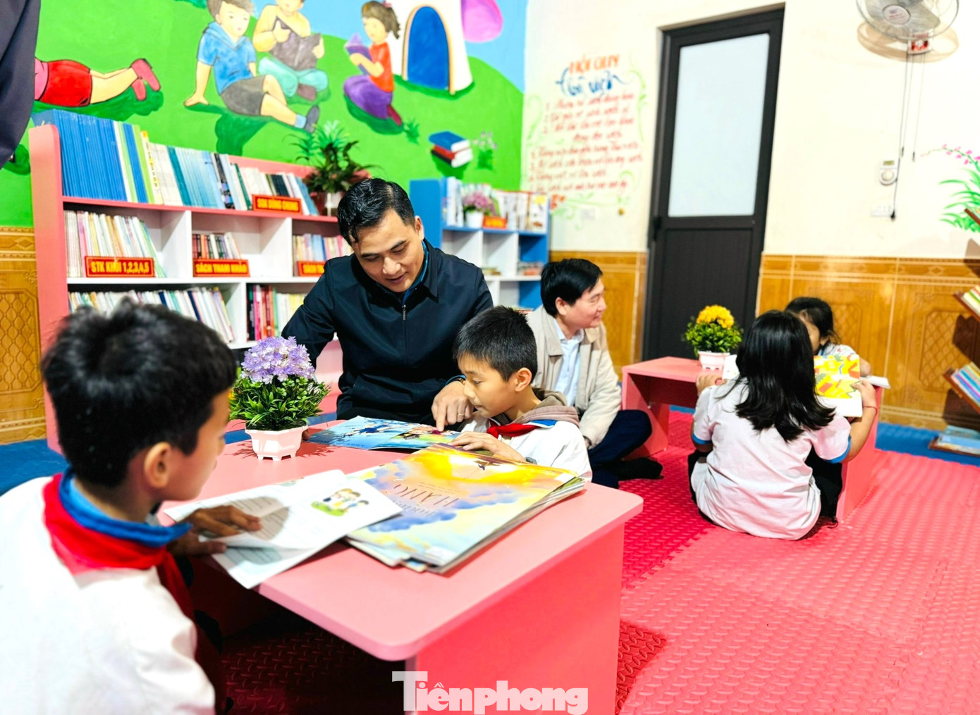 Công trình “Thư viện xanh cho em” sẽ giúp các em học sinh trên địa bàn phường Mai Hùng (thị xã Hoàng Mai) có thêm không gian đọc sách, có thêm nhiều những cuốn sách hay để tham khảo, giải trí. Công trình “Thư viện xanh cho em” sẽ giúp các em học sinh trên địa bàn phường Mai Hùng (thị xã Hoàng Mai) có thêm không gian đọc sách, có thêm nhiều những cuốn sách hay để tham khảo, giải trí.