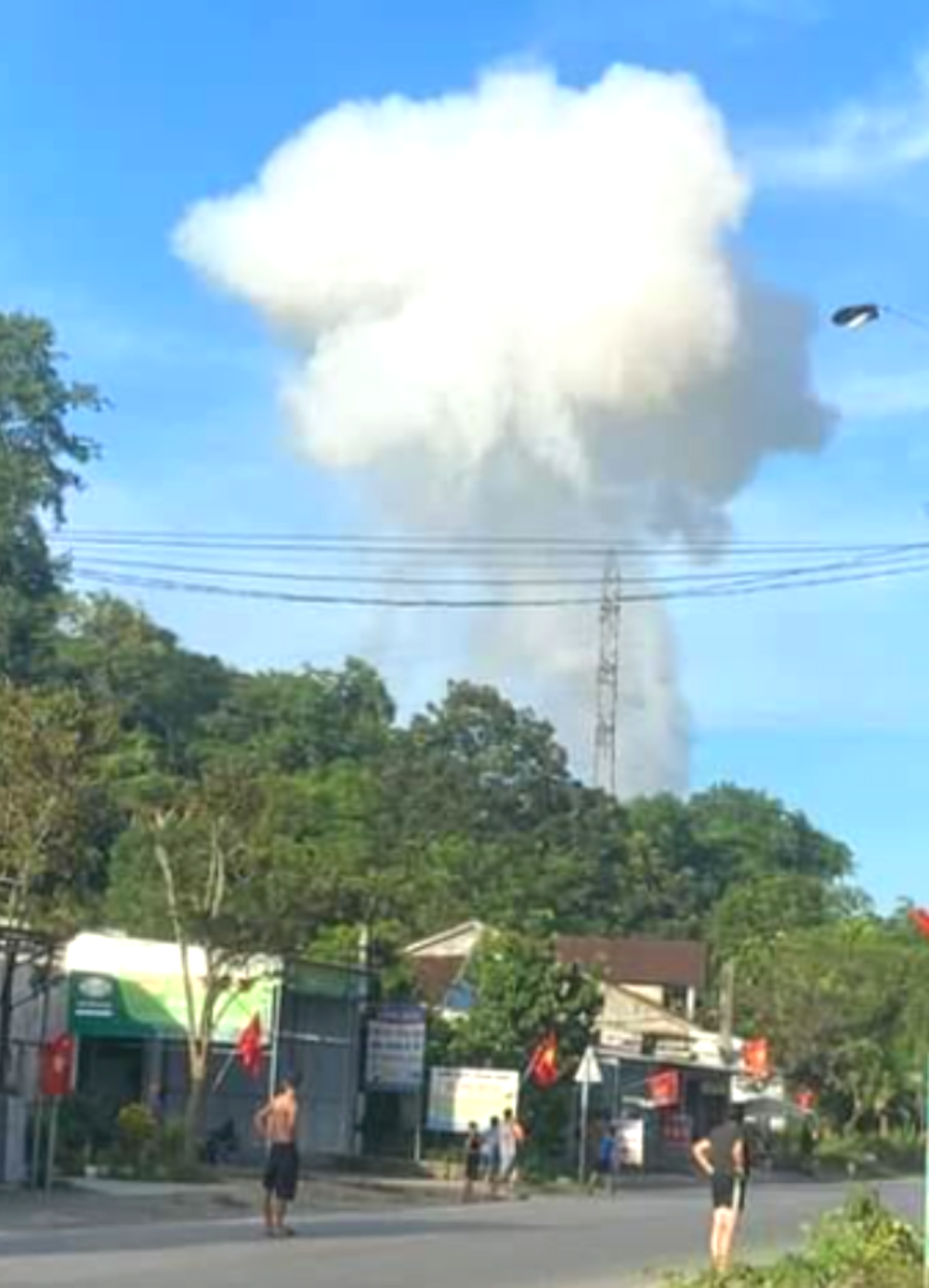 Khói từ vụ nổ thứ 2 bốc cao hàng chục mét. Người dân đứng cách đó cả chục km cũng có thể nhìn thấy vụ nổ.